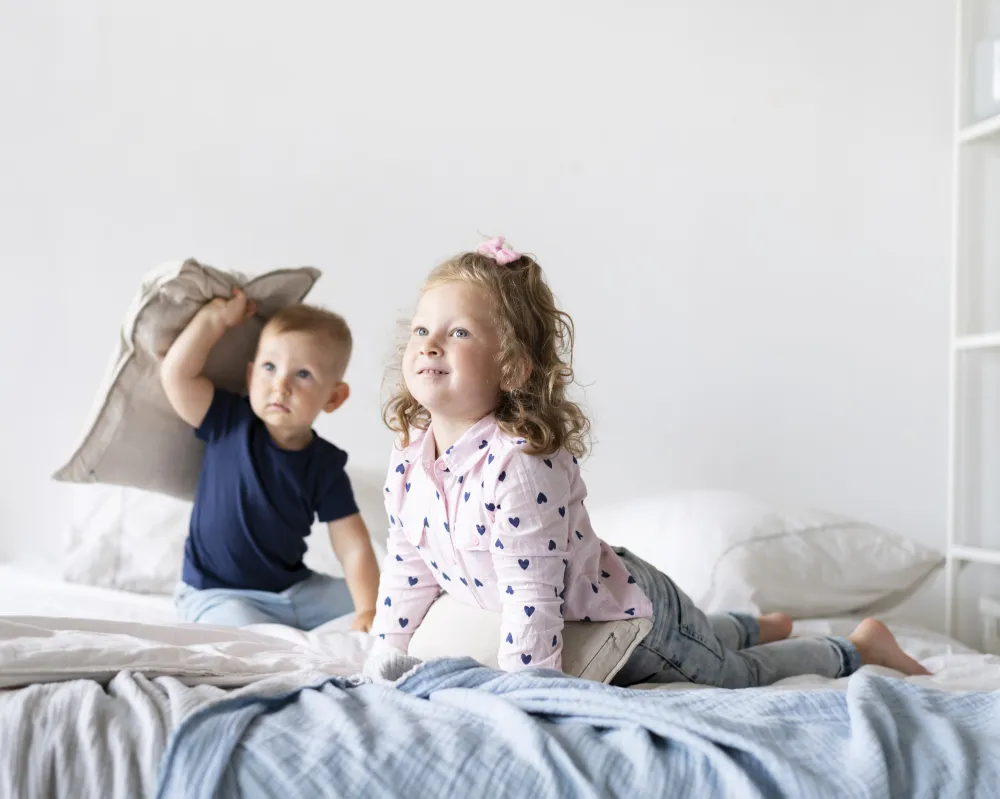 Kinder sitzen zusammen in ihrem Kinderzimmer