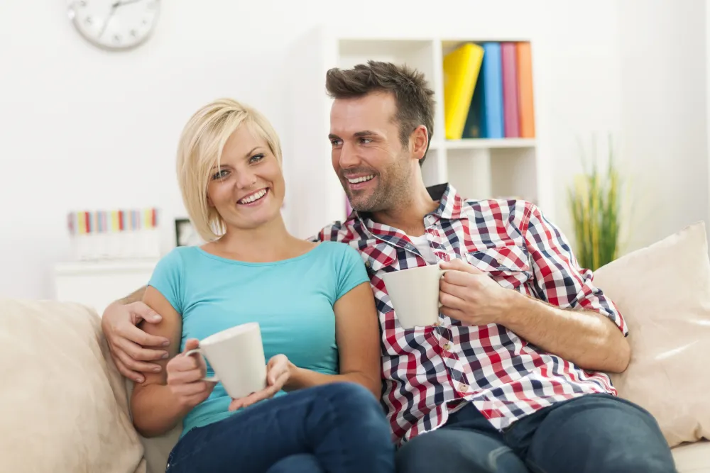 Paar entspannt mit Kaffee auf dem Sofa