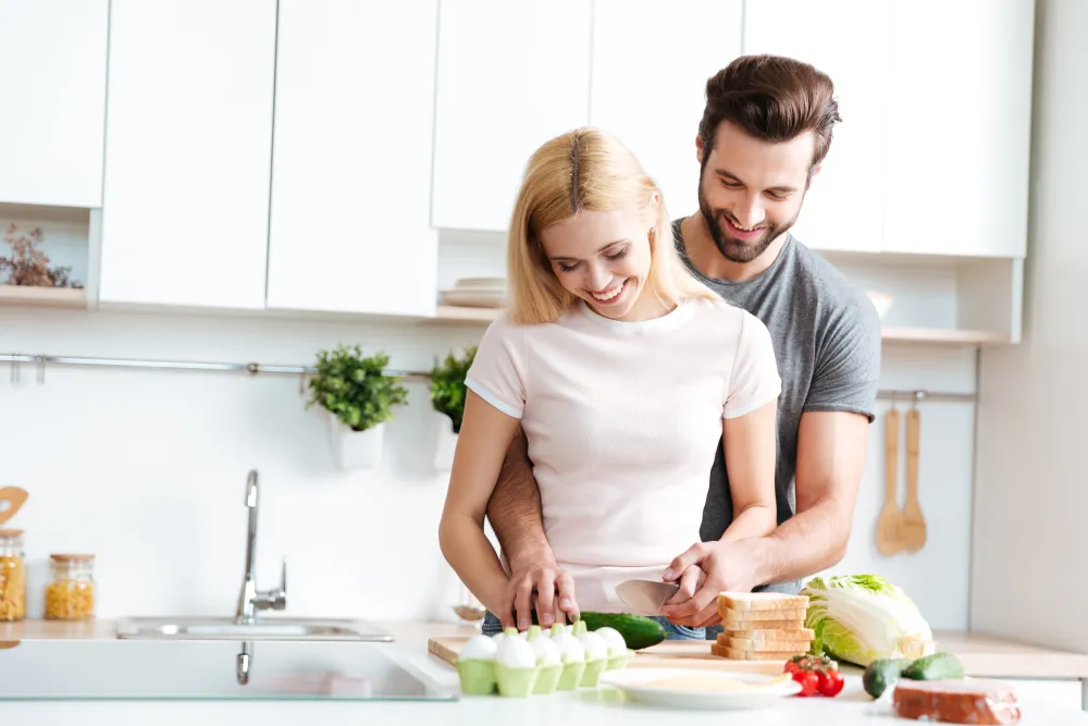 Paar kocht gemeinsam in einer modernen Küche
