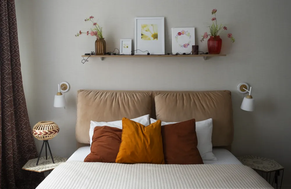 Schlafzimmer mit gemachtem Bett und Dekoration
