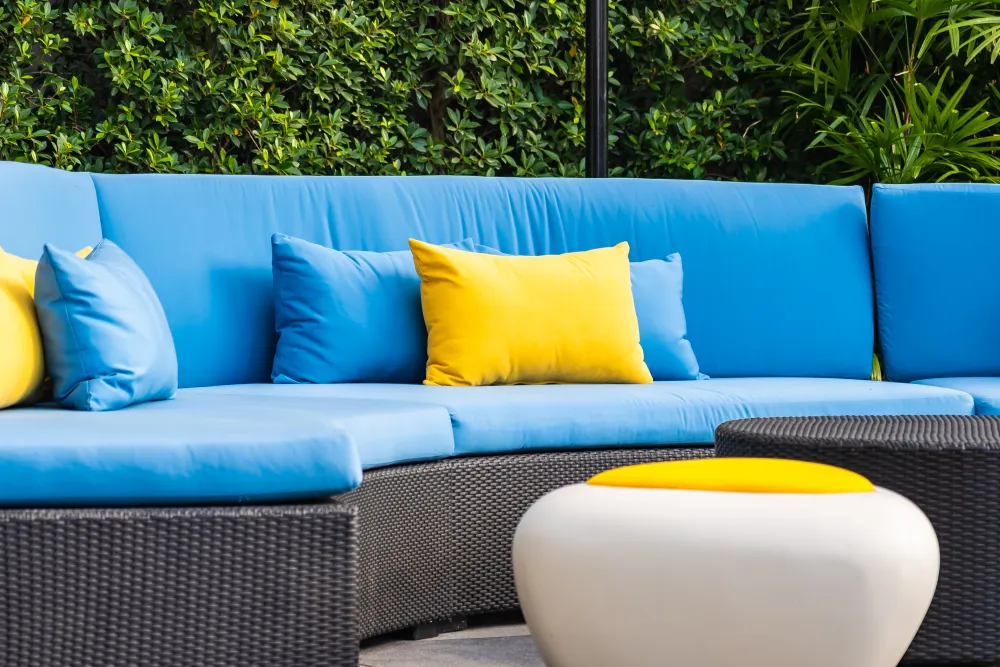 Terrasse im Garten mit Loungemöbeln und Kissen