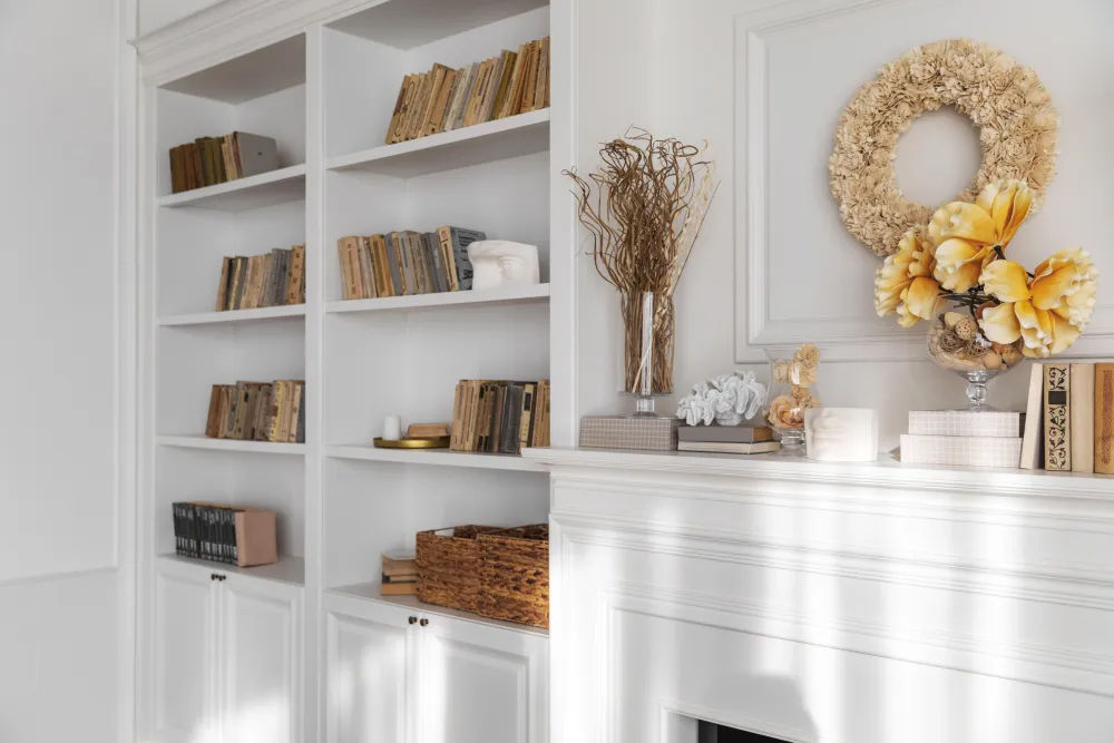 Wohnzimmer mit Bücherregal und Dekoration